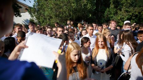 Многие вчерашние школьники пришли в центры с самого утра.
