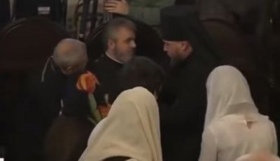 Священник потерял сознание рядом с Порошенко во время подписания томоса.