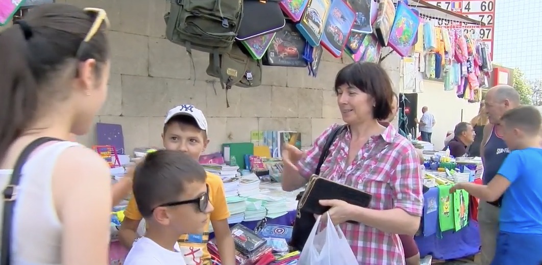 Родители готовятся к новому учебному году.