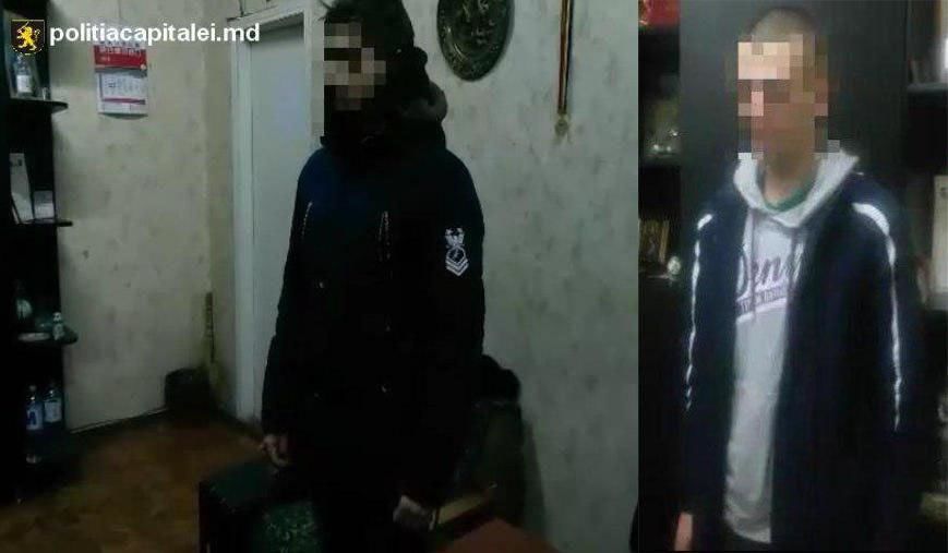 Tineri, reținuți în timp ce consumau droguri în scara blocului