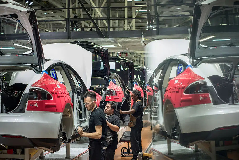 Утечка данных о заработной плате в Tesla: каков доход у работников фабрик Илона Маска.