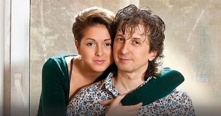 Певица отметила, что родители часто приезжают к ней на съемки, чтобы поддержать дочь.