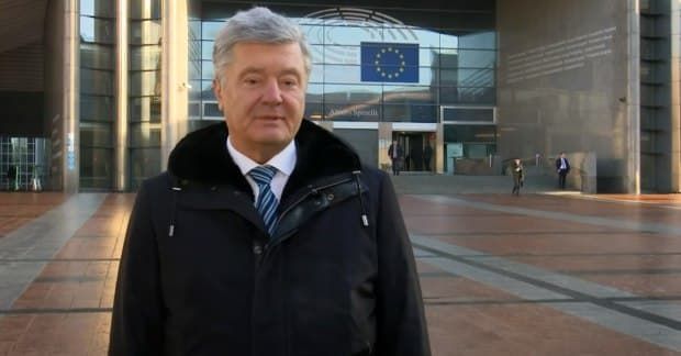 Порошенко в видеообращении подтвердил свое возвращение в Украину в понедельник.