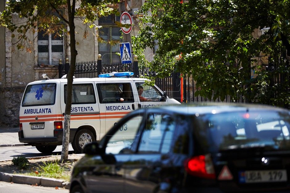 În urma impactului, conducătorul auto a murit pe loc, iar doi pasageri au fost transportaţi la spital. Foto: AutoStrada.md