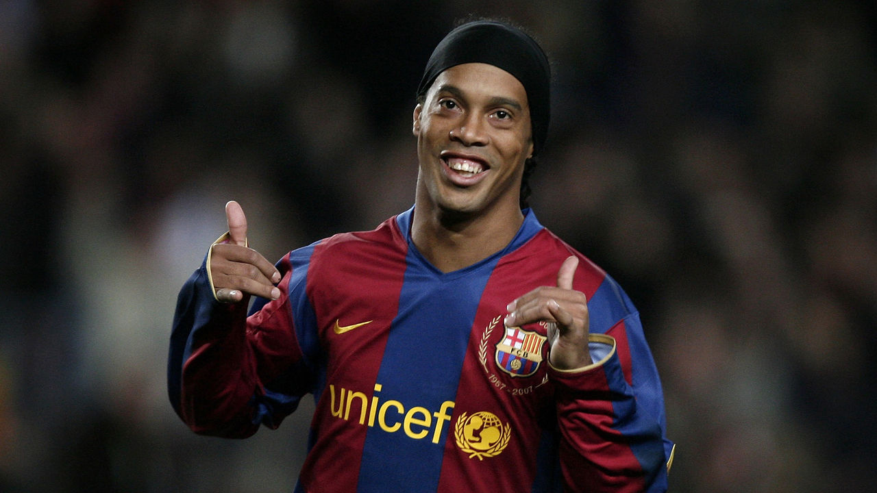 Show marca Ronaldinho. A înscris un gol de la 40 de metri. Foto: express.co.uk
