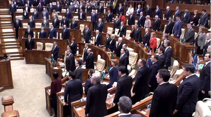 Statutul de deputat necesită nu doar multă responsabilitate, ci şi schimbarea modului de viaţă şi chiar a garderobei. Foto: newsmoldova.md