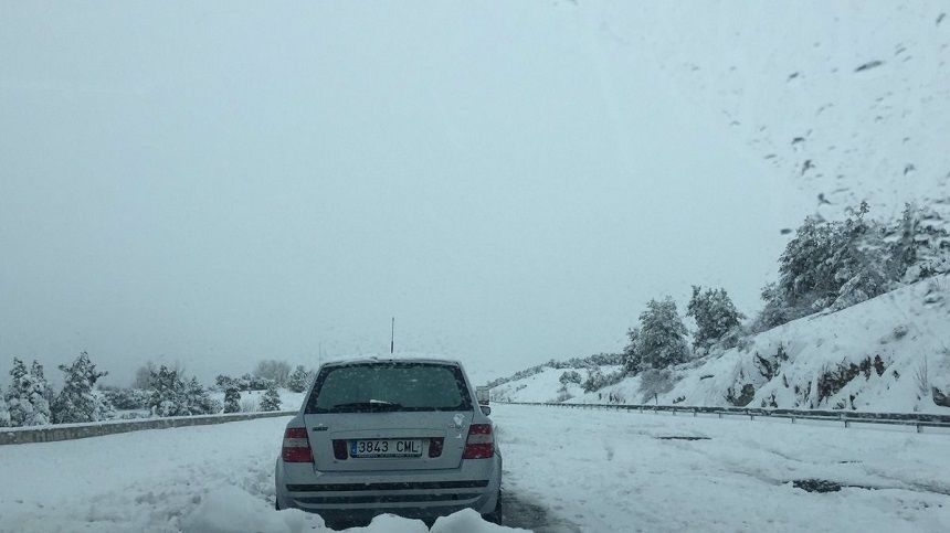 Mii de oameni, blocaţi în maşini pe o autostradă din Spania. Foto: news.ro