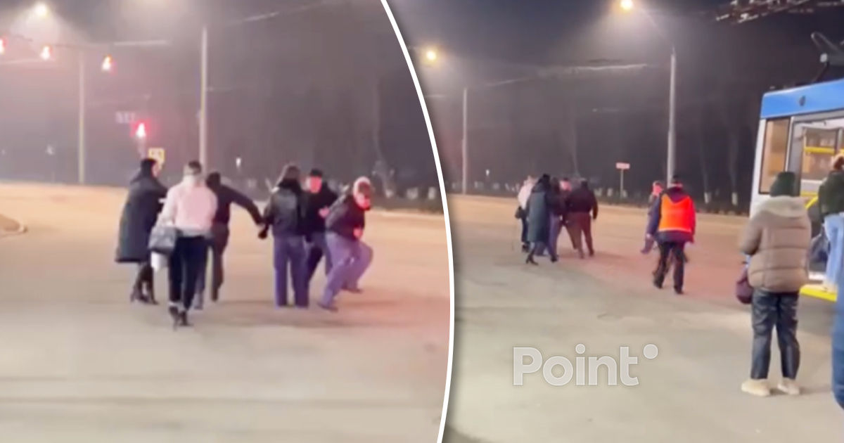 Un adolescent ar fi lovit cu pumnii un bărbat într-un troleibuz din Bălți.