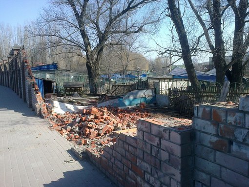 Водитель грузовика виновен в разрушении до основания трех секций кирпичного забора.  Фото: vk.com