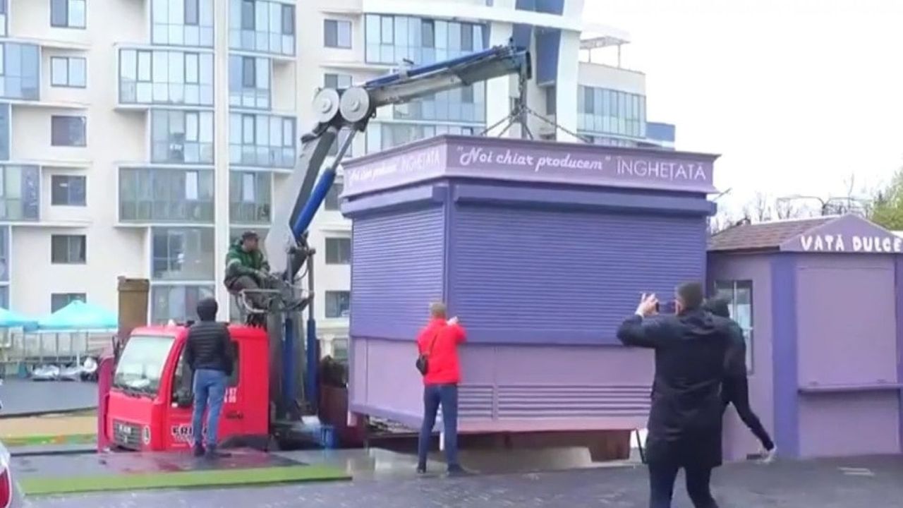 В столице демонтировали киоски, установленные на месте под церковь.