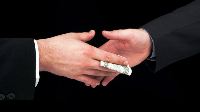 Выросло количество тех, кто главным «инструментом» решения проблем с госинститутами считает деньги.