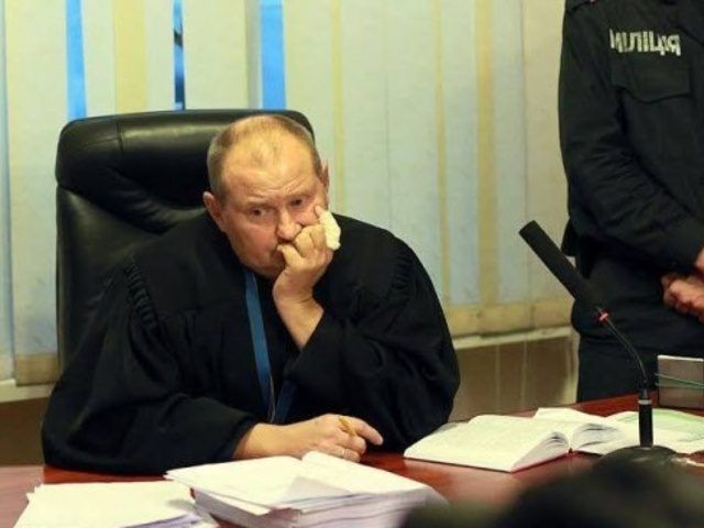 Судья Чаус находится под домашним арестом, он живет на съемной квартире в Кишиневе. 