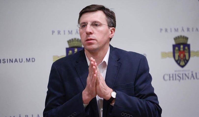 Dorin Chirtoacă răspunde acuzațiilor socialiștilor privind luarea de mită de la polițiști.