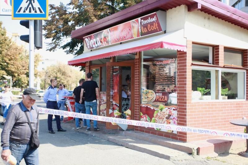 Неизвестные разгромили пиццерию в Румынии при помощи топоров и мачете.