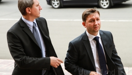 Pe 1 octombrie, Partidul Comuniştilor îşi prezenta lista electorală. După cum era şi de aşteptat primele 35 de poziţii au fost ocupate de oamenii păpuşarului.