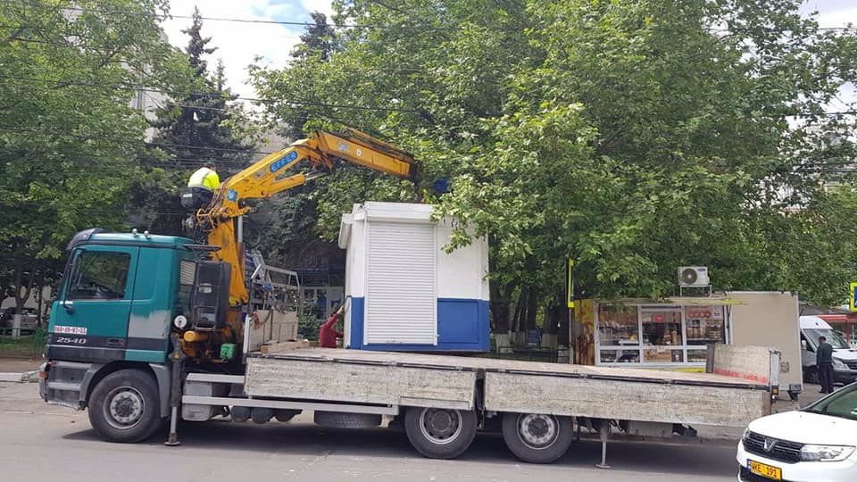 В Кишиневе демонтированы десятки киосков и рекламных щитов.