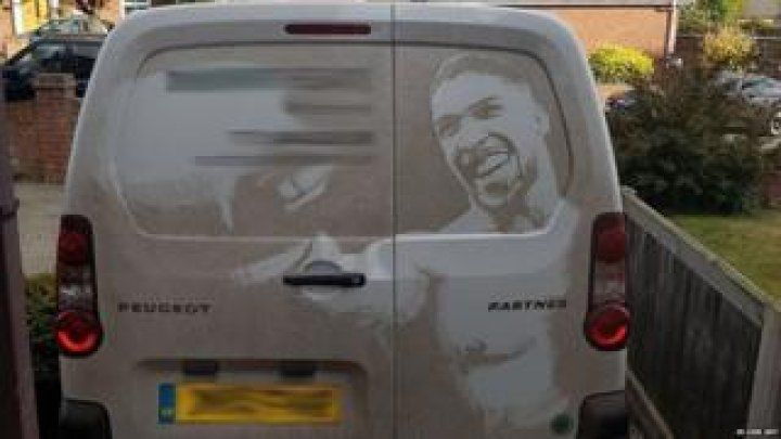 Artă fără limite. Bărbatul care face desene pe automobile nespălate. Foto: BBC