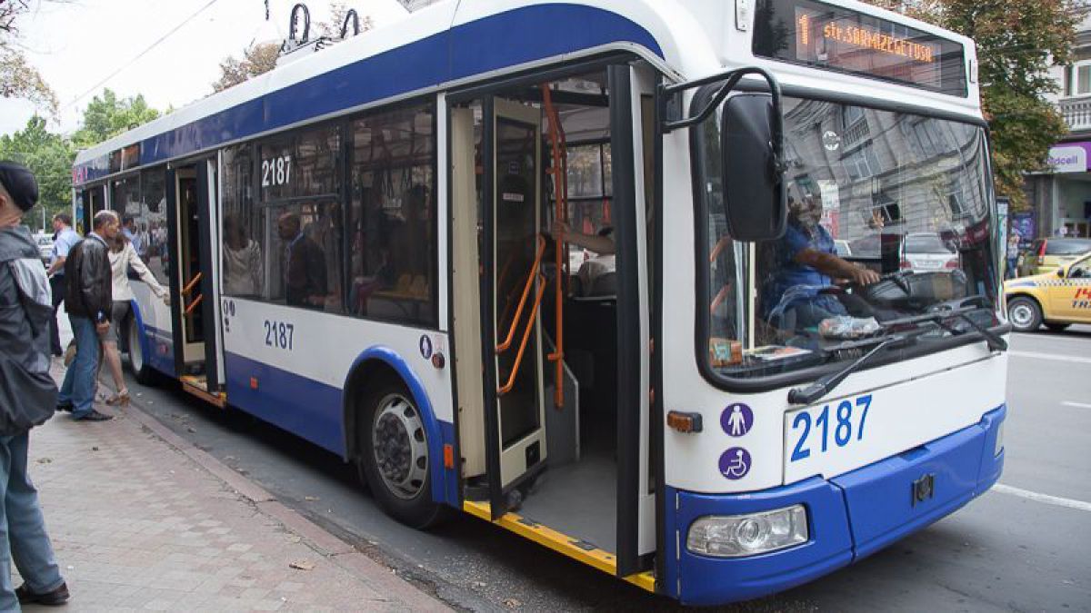 Un bărbat a fost la un pas să-şi piardă viaţa după ce a căzut dintr-un troleibuz de pe linia 3. 