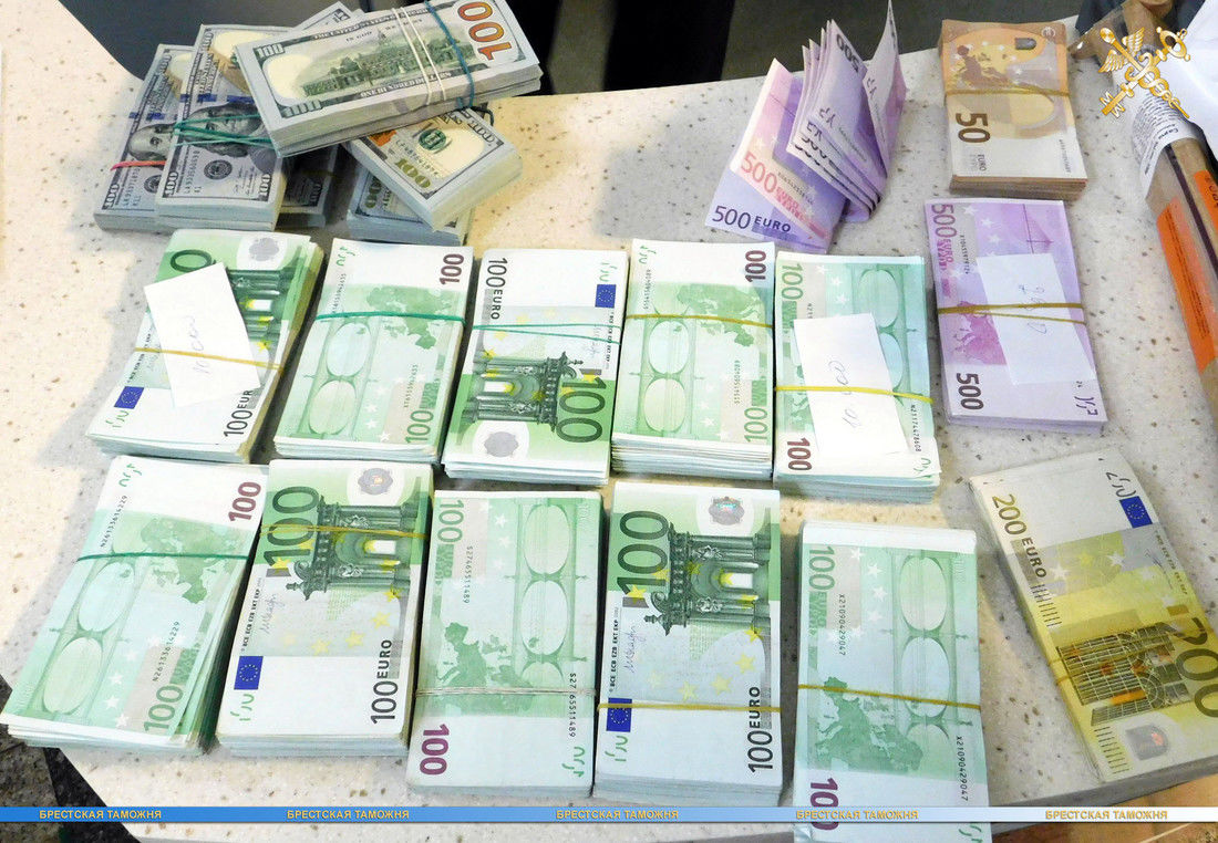 Директор риелторской компании пытался вывезти из страны более 84 000 евро.