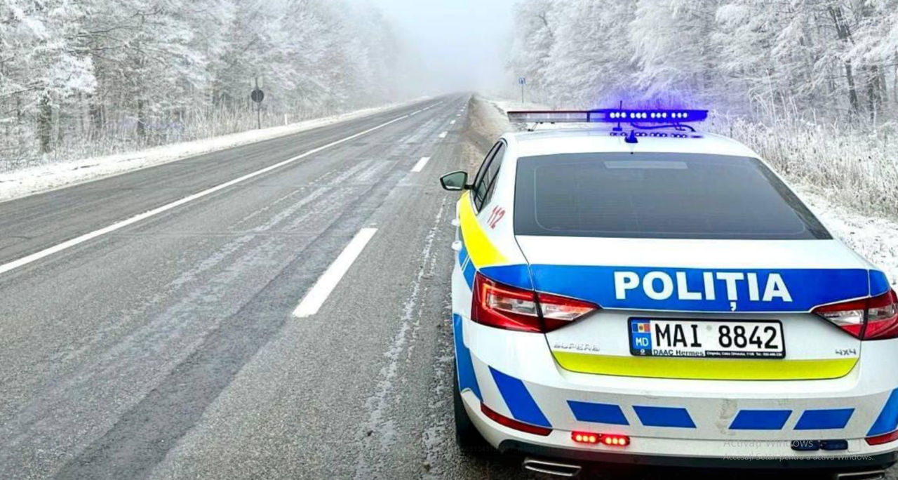 Poliția: Deplasarea pe drumuri rămâne riscantă din cauza condițiilor meteo.
