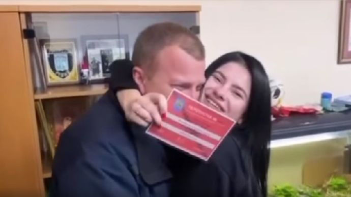 Начальника патрульной полиции Львова отстранили: подарил девушке пропуск.