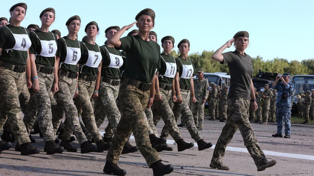 С 1 октября женщины Украины должны стать на военный учет.