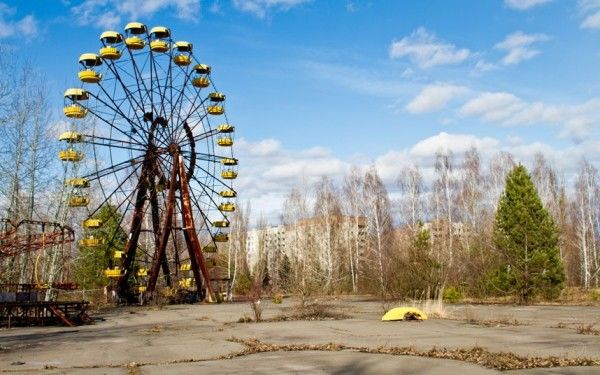 Guvernul ucrainean le permite turiștilor să pătrundă în zona de contaminare pentru vizite scurte cu permisiune specială. 