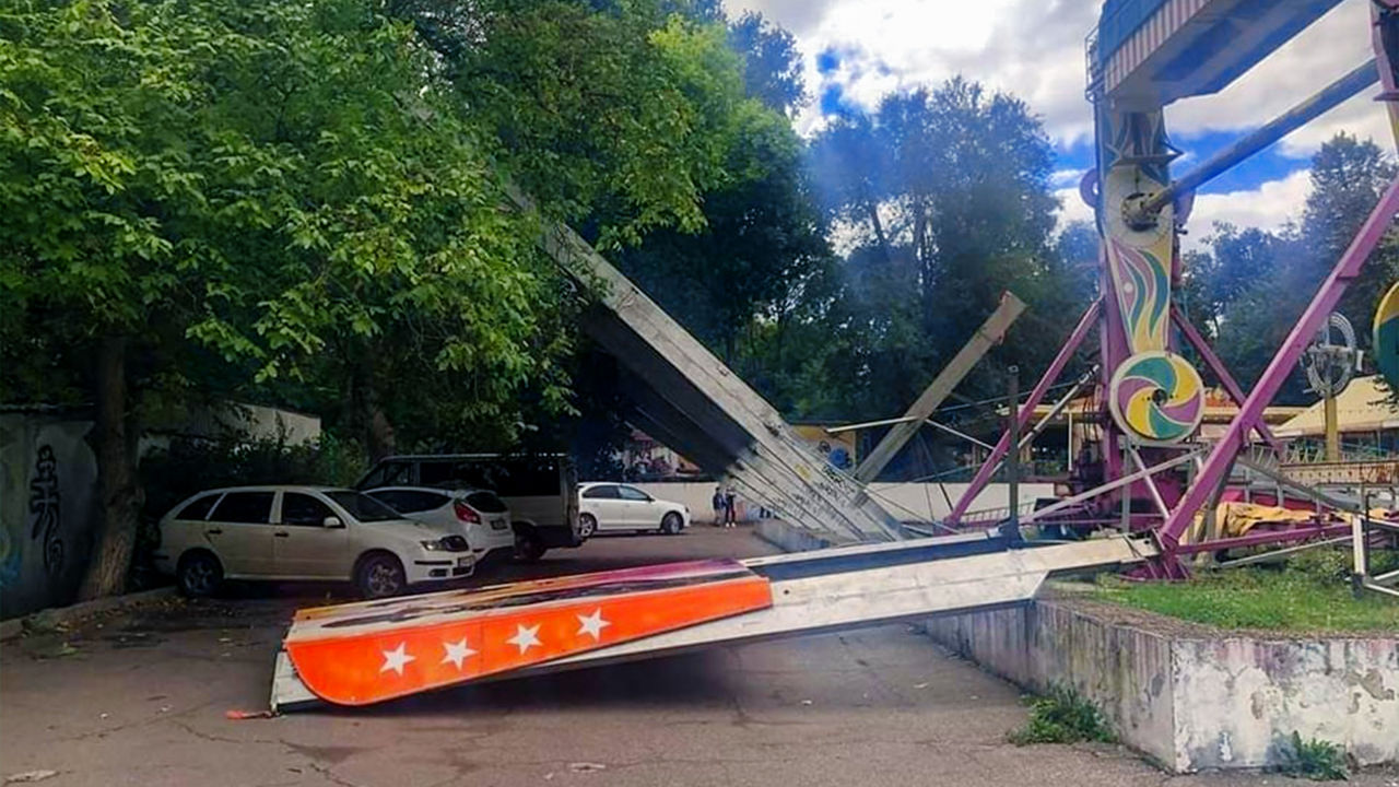 На Буюканах из-за сильного ветра рухнула старая карусель.
