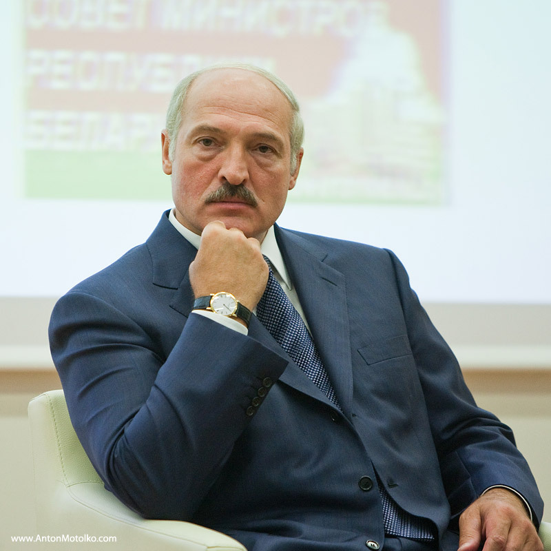 Премия присуждена белорусскому лидеру за "запрет публичных аплодисментов, а также за то, что белорусская полиция арестовала за аплодисменты однорукого человека".