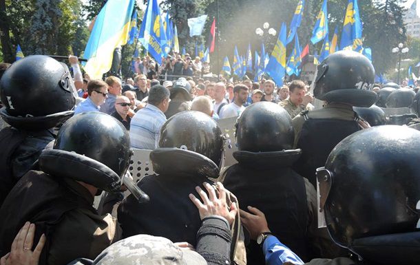 Митингующие сейчас пытаются прорваться к зданию парламента.