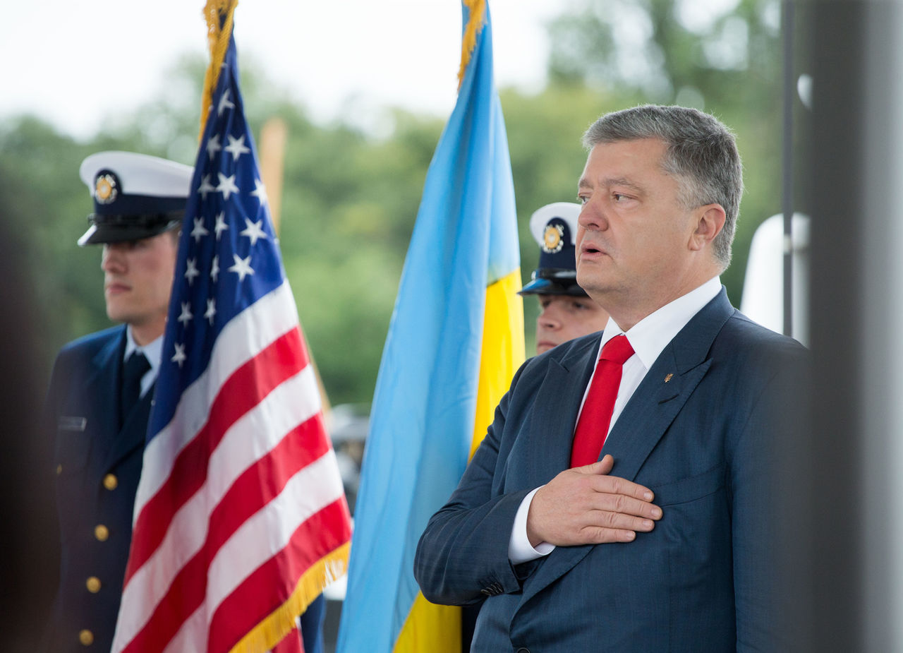 Администрация Петра Порошенко не знает, где находятся подарки, которые он получил от Белого дома.