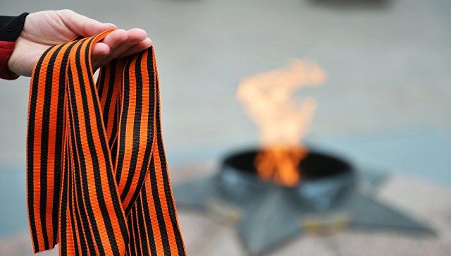 Порошенко подписал закон "о запрете изготовления и пропаганды" георгиевской ленты на Украине.