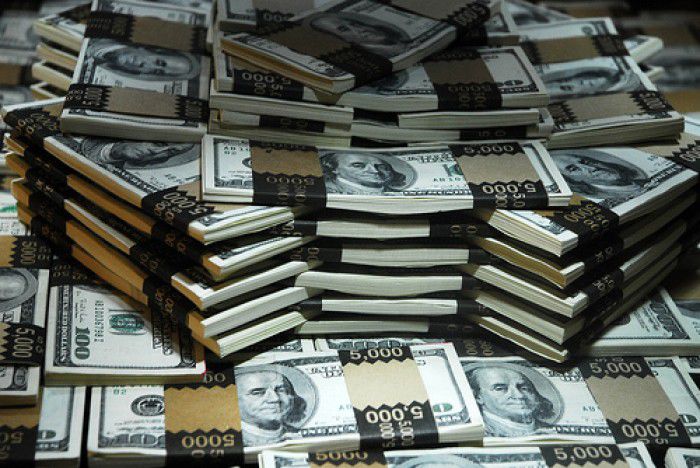 Pe 16 martie, euro a scăzut la cea mai mică cotaţie faţă de dolar din ultimii 12 ani, de 1,0458 unităţi.