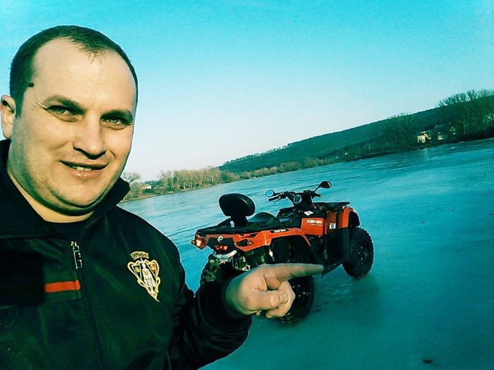 Valerian Mînzat, filmat cum face drifturi periculoase cu mașina iubitei sale, prin noroi. Foto: Valerian Mînzat / Facebook