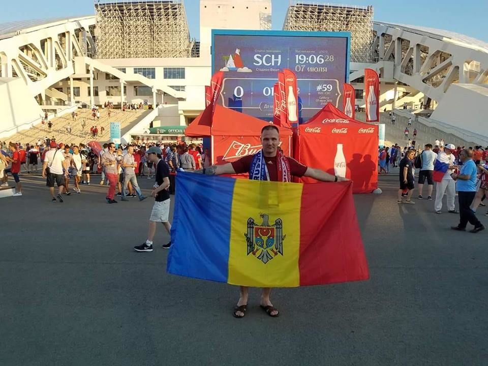 Болельщики из Молдовы приехали подержать российских футболистов с флагом своей страны.