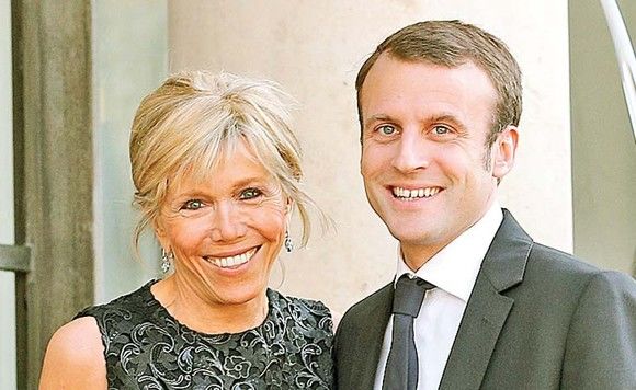 Puţini ştiu însă că femeia puternică din spatele lui e chiar profa lui de franceză din liceu.
