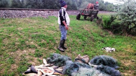 Poliţiştii de frontieră au pus mână pe doi braconieri. Foto: border.gov.md