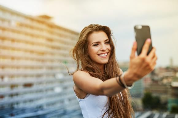 Nevoia obsesivă de a face selfie-uri este o boală psihică cu nume. Foto: digi24.ro