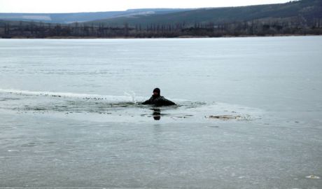 De la începutul anului, două persoane şi-au pierdut viaţă prăbuşindu-se sub gheaţa bazinelor acvatice.