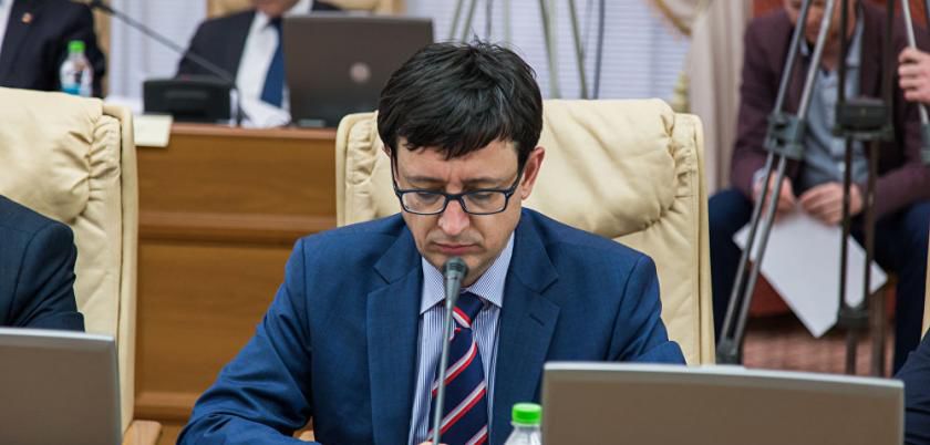 Octavian Armașu îndeamnă clasa politică, în special cea de opoziție, să nu câștige dividente prin idei populiste. Foto: sputnik.md