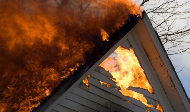 Un incendiu puternic a izbucnit în această dimineață într-o casă de locuit cu două nivele din Vadul lui Vodă.