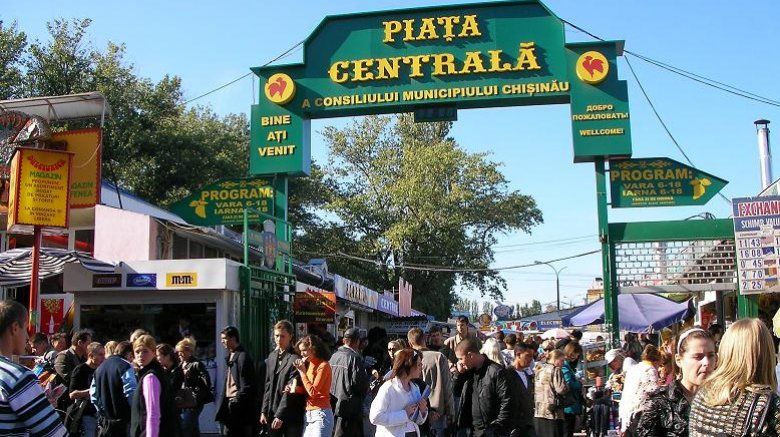 O femeie a găsit o sacoșă cu 20 de mii de lei în Piața Centrală