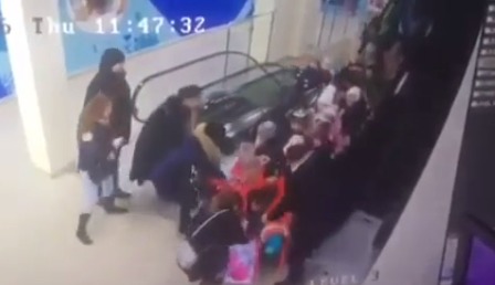 В настоящее время не менее пяти школьников доставлены в больницу.