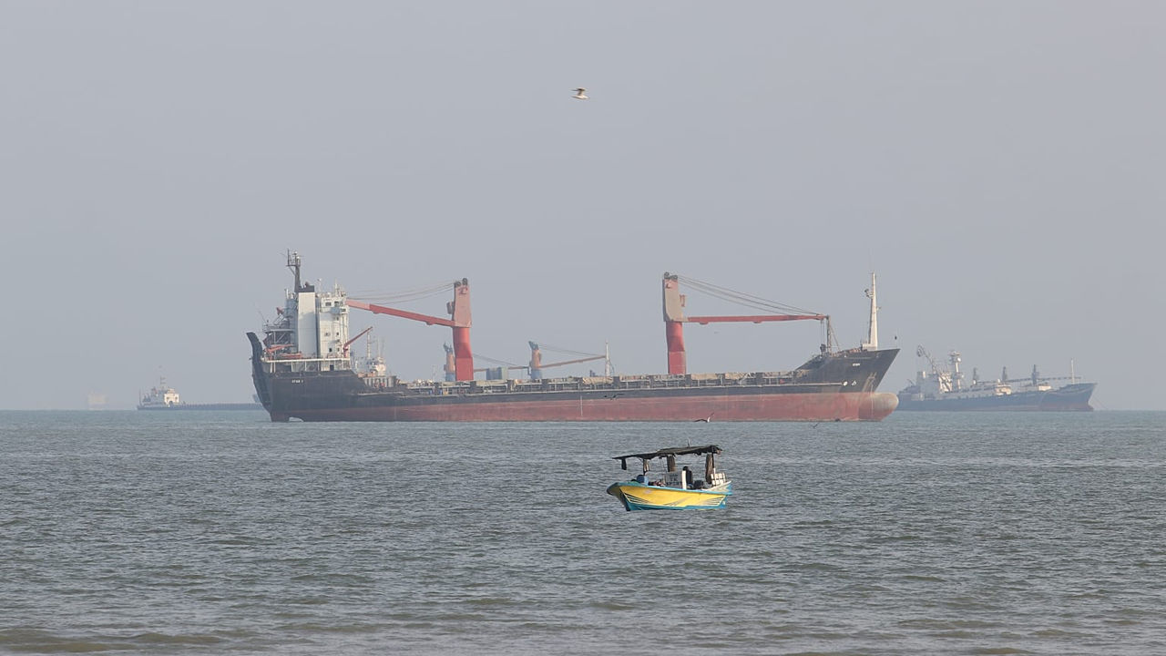 Разлив нефти у берегов ОАЭ, у Ормуза учащаются атаки на танкеры.
