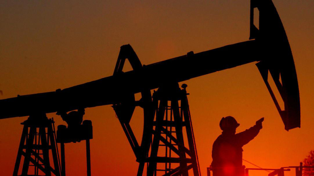 Цены на нефть растут из-за слабого доллара.