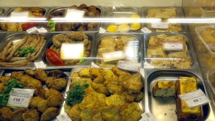 Aproximativ 350 de kilograme de produse alimentare, preparate în supermarketurile din Capitală, au fost scoase din vânzare.