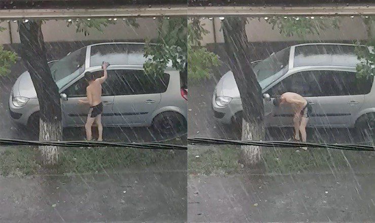 В Кишиневе мужчина воспользовался ливнем, чтобы вымыть машину.