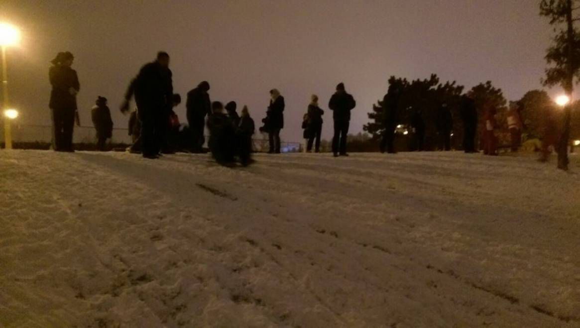Distracție mare la săniuș. Aventura a peste 25 de tineri pe . Foto: Reporter NTV