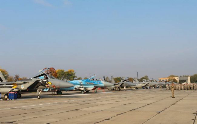 Российские войска нанесли ракетный удар по аэродрому в Староконстантинове.