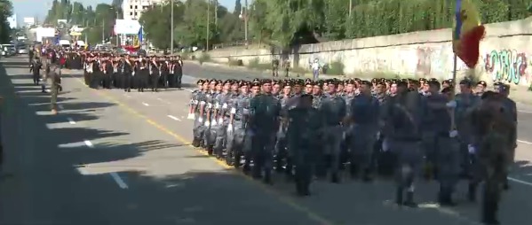 Тренировки по несколько часов на перекрытом Хынчешском шоссе военные проводят три раза в неделю.